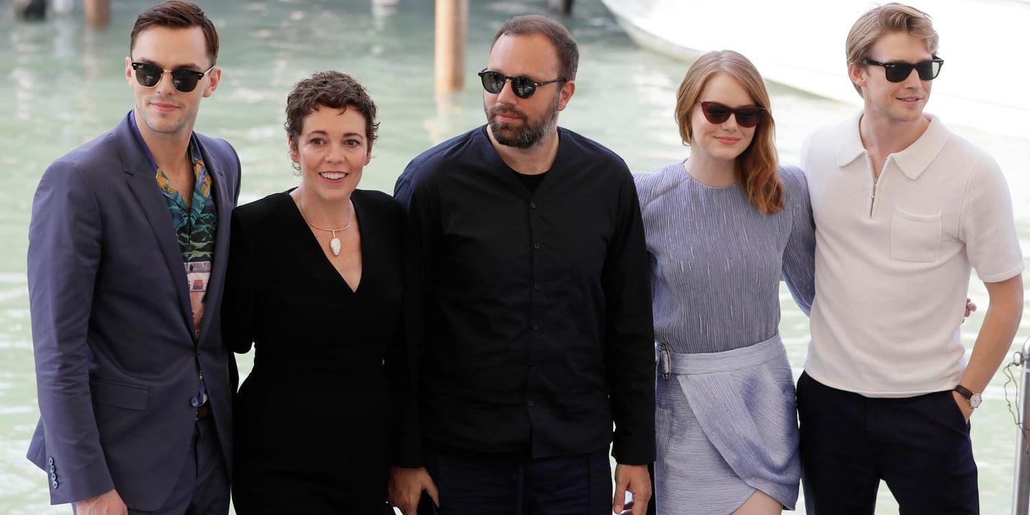 Skådespelarna Nicholas Hoult och Olivia Colman, regissören Yorgos Lanthimos samt skådespelarna Emma Stone och Joe Alwyn är på plats i Venedig för att visa "The favourite".