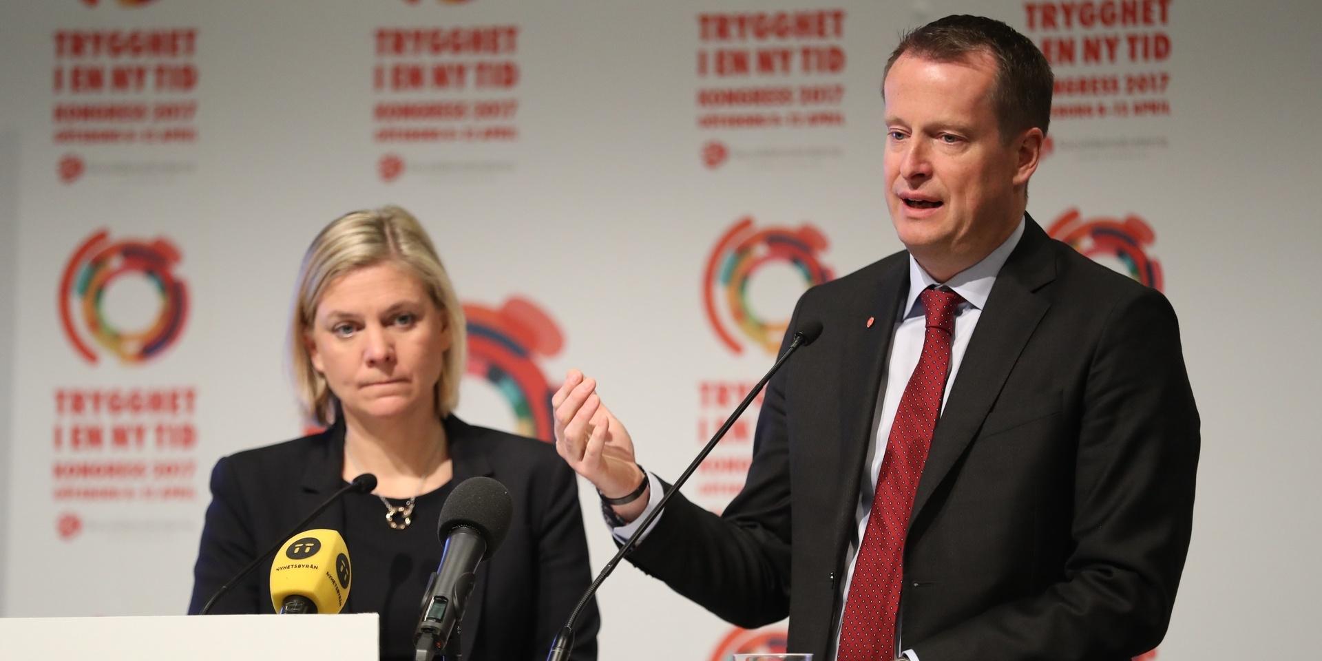 Finansminister Magdalena Andersson och dåvarande inrikesminister Anders Ygeman sida vid sida under en presskonferens 2017. Arkivbild.