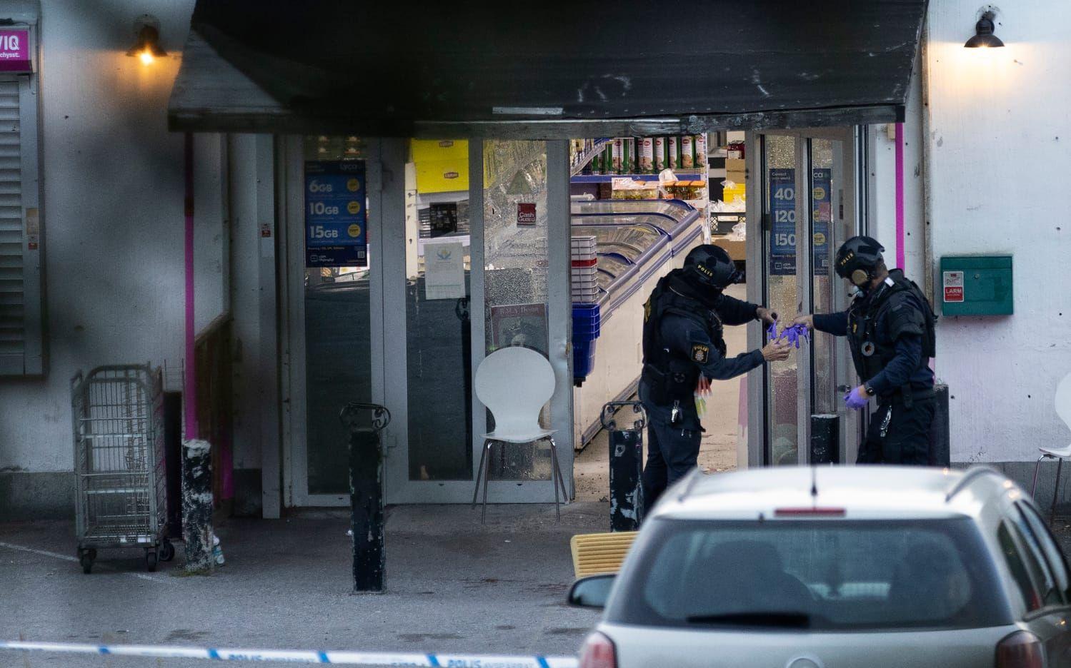 Mannen döms till livstids fängelse för att bland annat ha styrt granatattentatet mot en butik i Södertälje i juli 2024. 