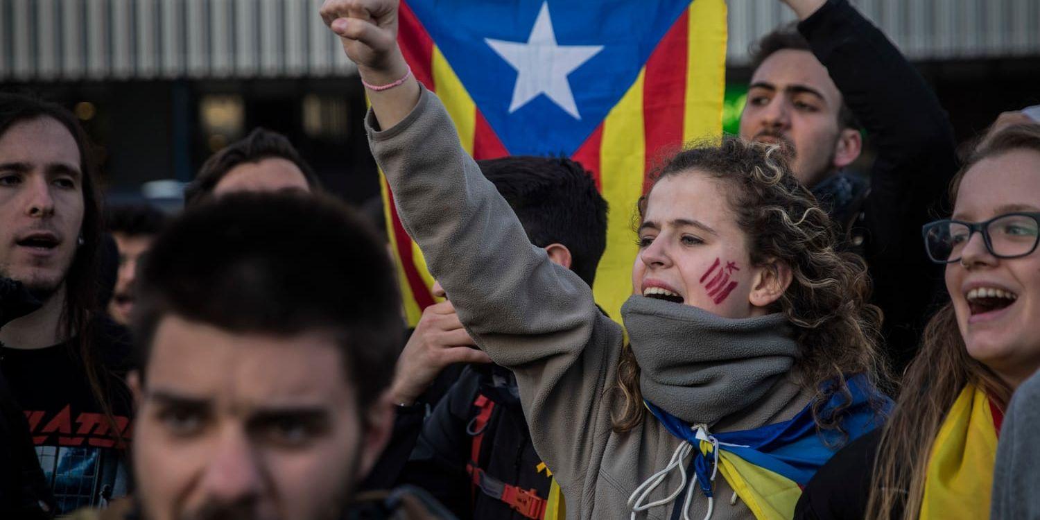 Katalansk självständighet. Demonstanter samlas för att protestera mot att katalanska politiker fängslats och för att fördöma gripandet av Kataloniens förre president Carles Puigdemont i Barcelona, 27 mars 2018.
