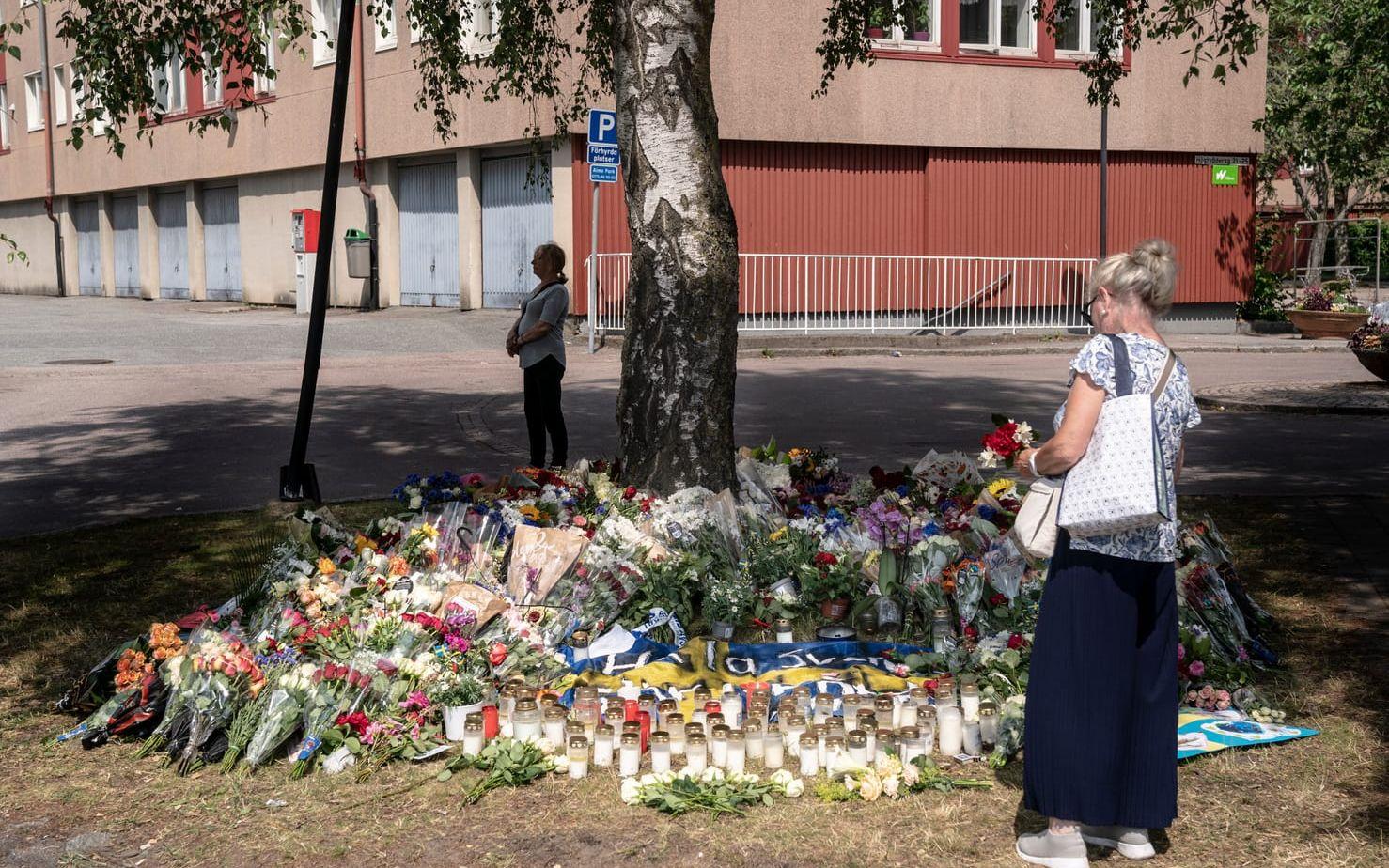 Blomsterhavet växer vid minnesplatsen där en polis sköts till döds på Biskopsgården i Göteborg.