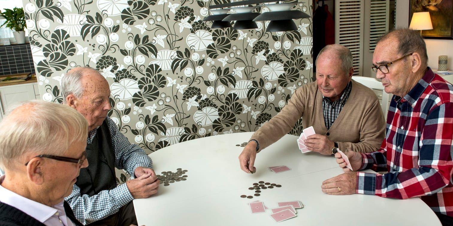 Arne Augustsson, Leif Augustsson, Kjell Aronsson och Bengt Olsson samlade för ett parti poker. De har varit kompisar sedan skolåldern, nu har alla hunnit fylla 80.