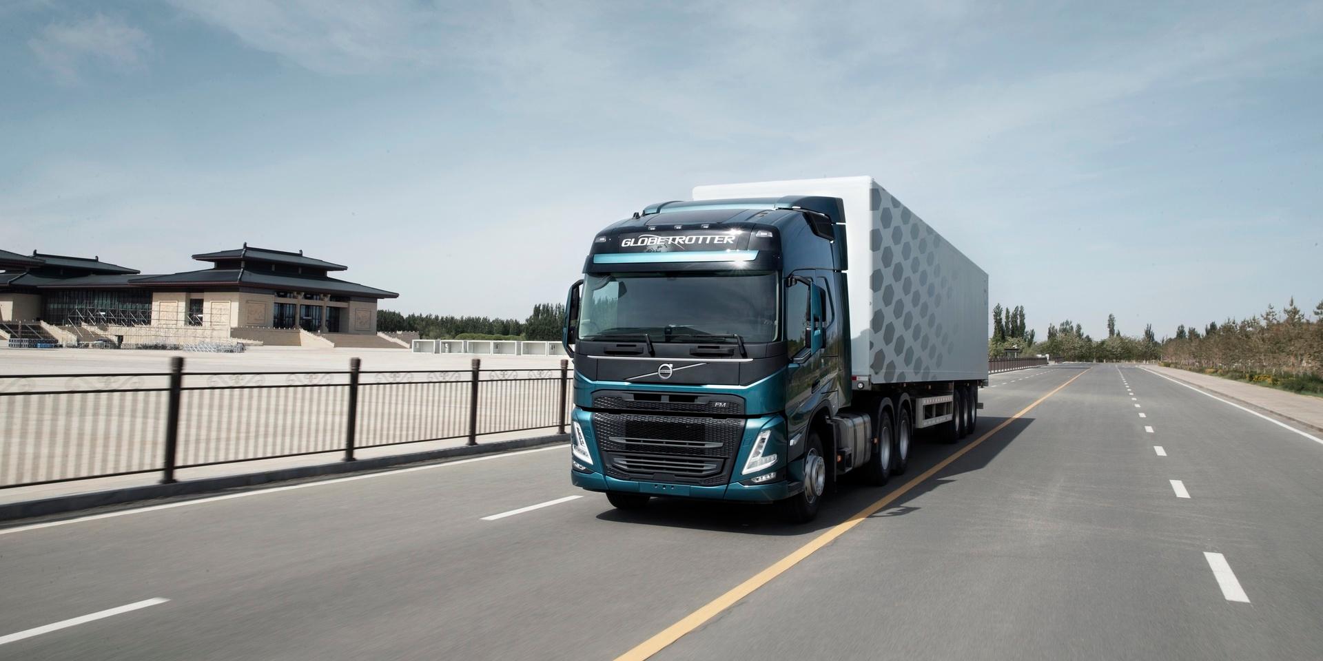 Volvos tunga lastbilar ser en ökad försäljning i Kina när logistiknätverken byggs ut i landet – nu köper Volvokoncernen en egen fabrik för produktion i landet. På bilden en Volvo FM på en kinesiska väg.