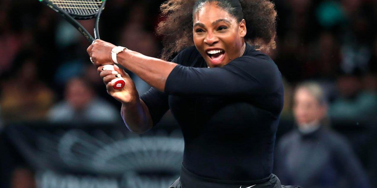 Serena Williams i förlustmatchen mot Zhang Shuai, Kina, i uppvisningsturneringen i Madison Square Garden, New York, under måndagen.