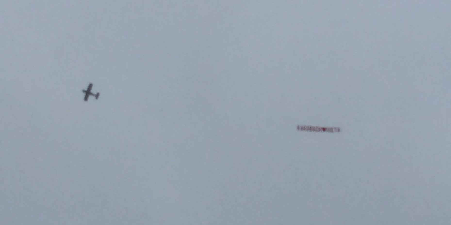 Ett flygplan med banderoll med texten "Karabach hjärta Ivana" cirklade över Globen.