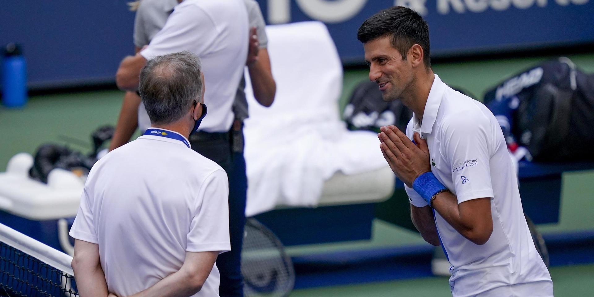 Novak Djokovic bad om ursäkt, men diskades. 