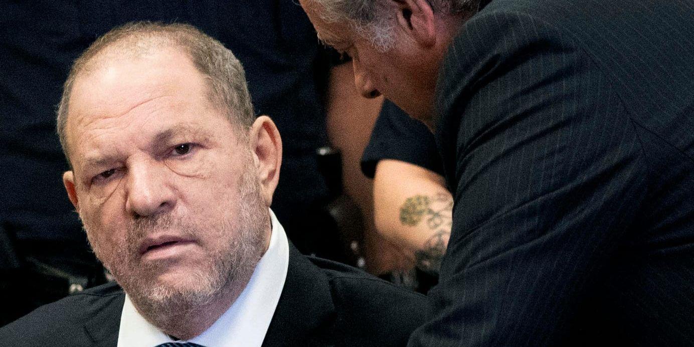 Harvey Weinstein står åtalad för flera fall av sexuella trakasserier och våldtäkt. Bilden är från domstolsförhandlingar i New York i juli.