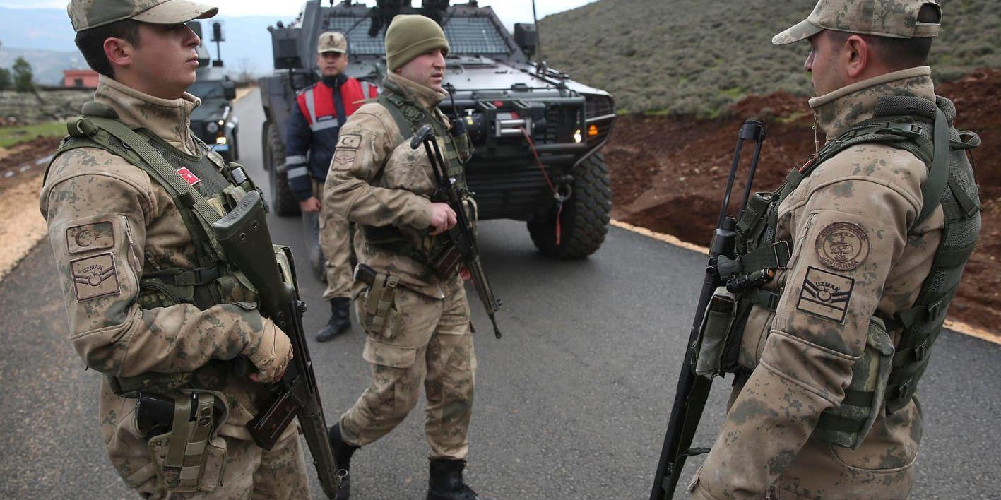Turkiska militärer utanför byun Sugedigi i Turkiet, vid gränsen mot Syrien.