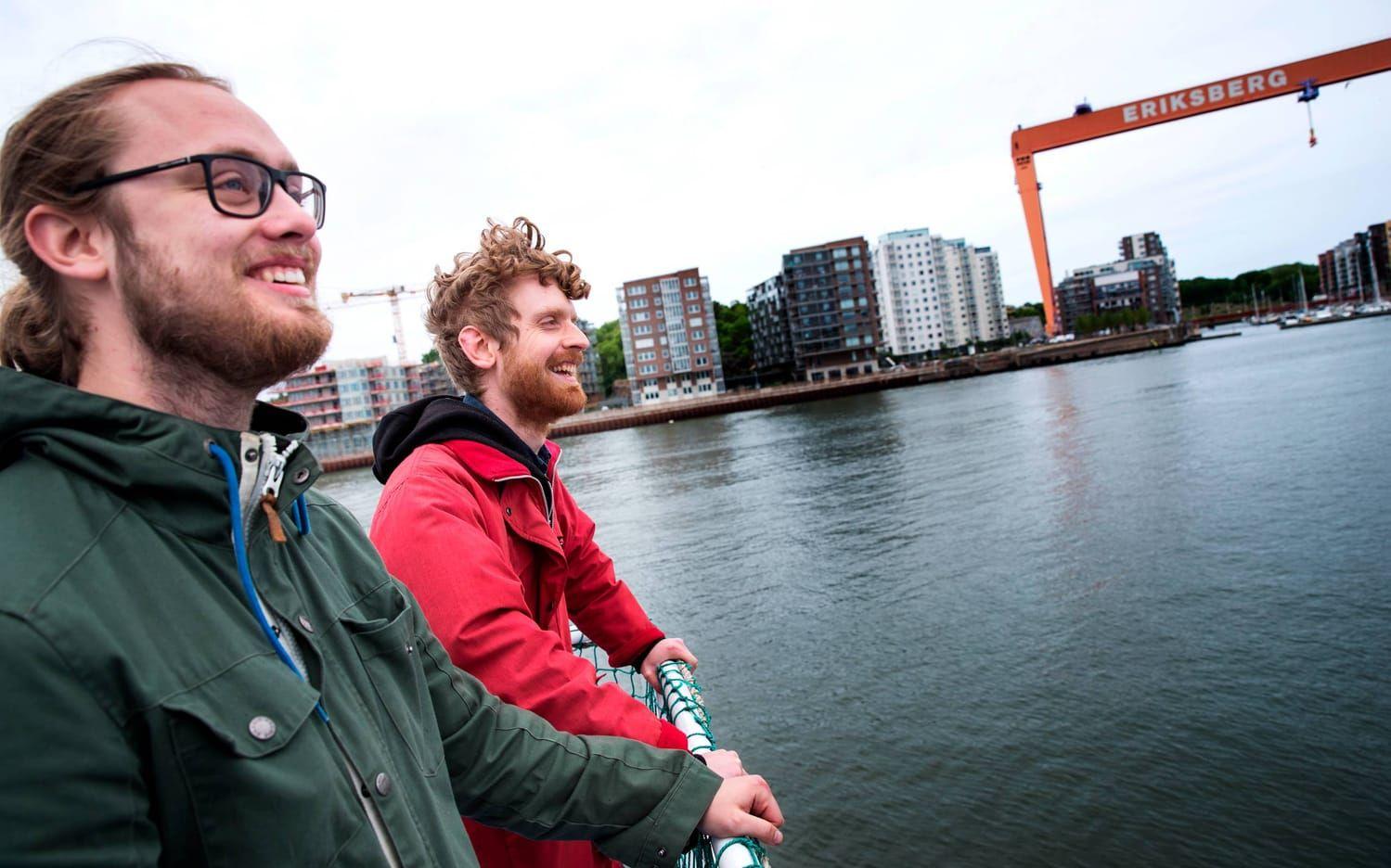 Bröderna Lars och Axel Agnemar tycker att det är häftigt att se staden från ett annat perspektiv.Bild: Anders Ylander
