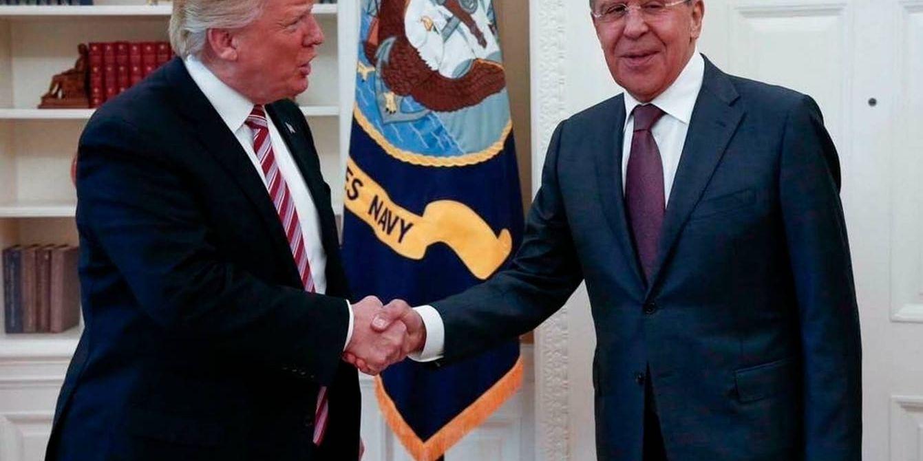 USA:s president Donald Trump (t h) tar emot Rysslands utrikesminister Sergej Lavrov i Ovala rummet i Vita huset den 10 maj i år.