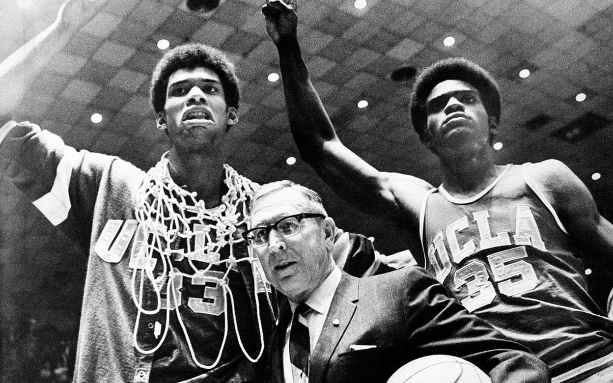 Åren 1971-1974 vann UCLA tre raka collegetitlar i basket, under ledning av coachen John Wooden. På de tre säsongerna spelade laget 88 matcher och vann samtliga, en otrolig bedrift som känns omöjlig att överträffa i dagens collegebasket. Foto: TT