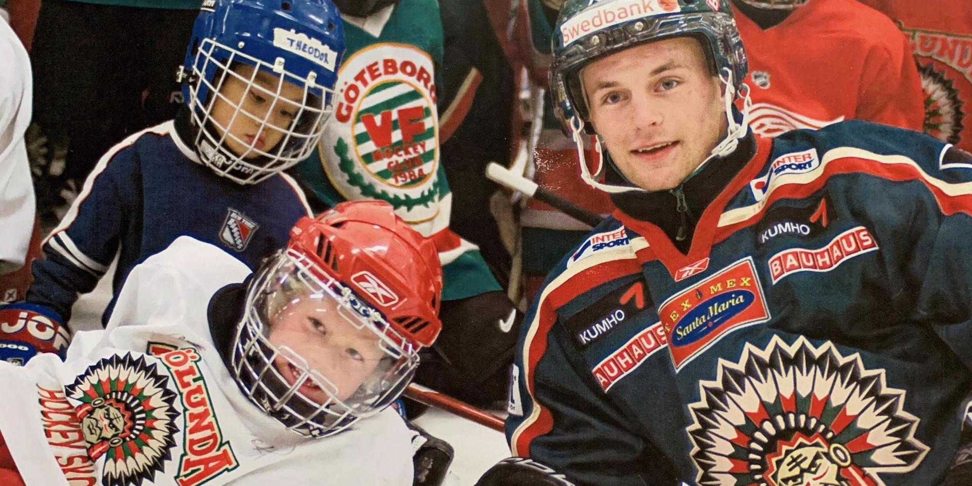 Redan som treåring började Lucas Raymond i hockeyskolan med Frölunda – och den stora idolen var Fredrik Pettersson. 