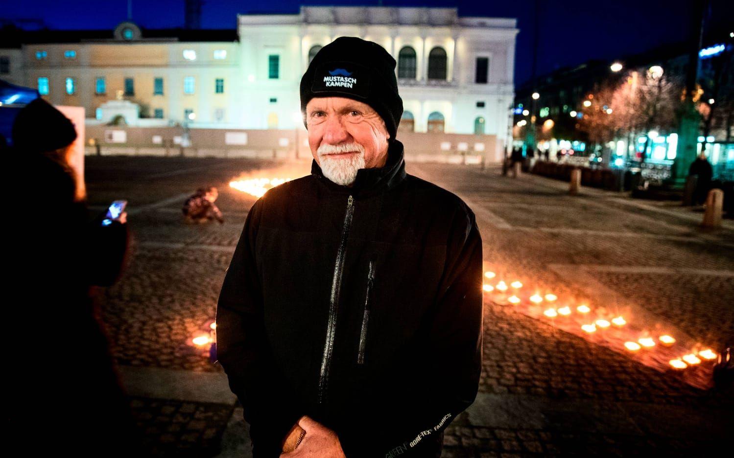 Inge Nilsson är ordförande i prostatacancerföreningen Proliv väst som under fars dag anordnade en ljusmanifestation på Gustaf Adolfs torg. Foto: Anders Ylander