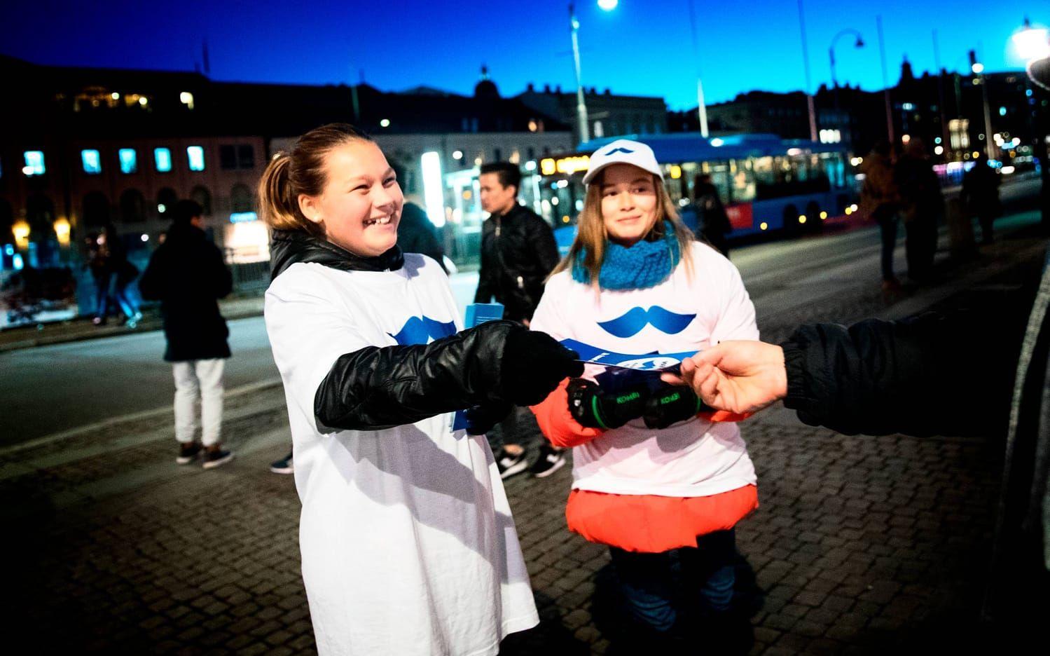 Engagerade fotbollstjejerna Ellinor Lundgren och Inez Kataoka från Azalea BK delade ut informationsblad i samband med manifestationen. Foto: Anders Ylander