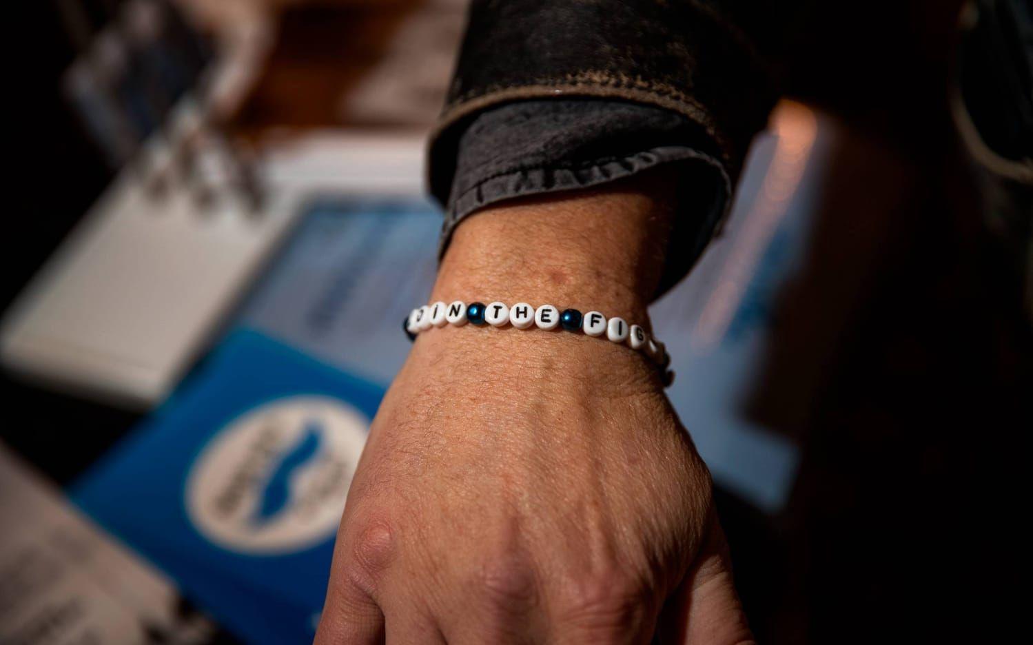 Tjejerna i Azalea BK gör armbanden som säljs till förmån för Proliv väst. Foto: Anders Ylander