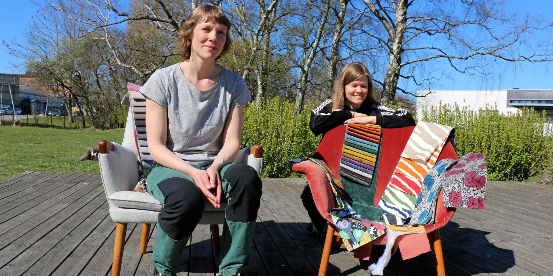 Clara Domeij och Karolina Oskarsson, med var sin tapetserarfirma, delar verkstad i en gammal sängfabrik vid Backaplan. Där får gamla möbler nytt tyg och ny stoppning – ett hantverk de vill hålla vid liv så att det inte glöms bort.