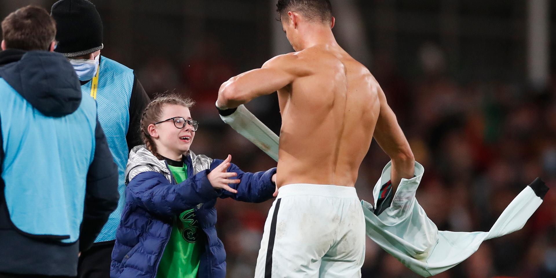 Efter VM-kvalmatchen mellan Irland och Portugal sprang 11-åriga Addison Whelan fram till sin förebild Cristiano Ronaldo.