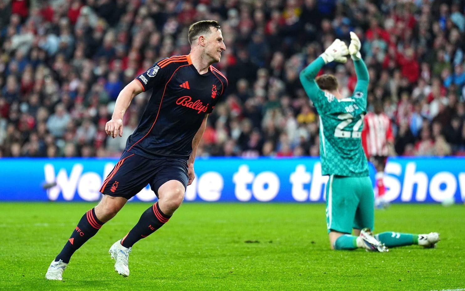 Nottinghams Chris Wood, till vänster, firar 2–0-målet.