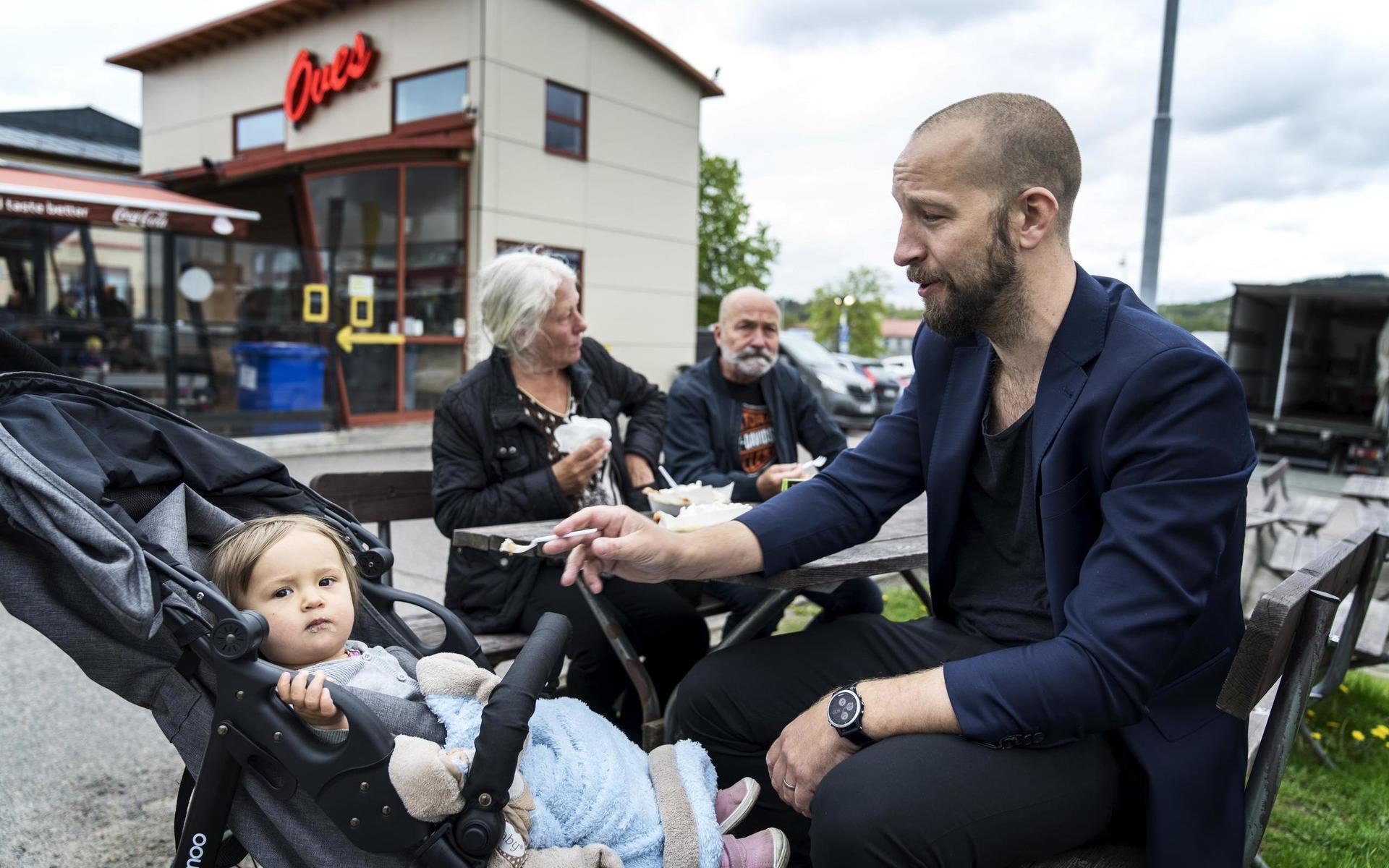 Sebastian Englinde med dottern Selma och Ingmarie och Hasse Englinde äter på Oves gatukök i Sävedalen.