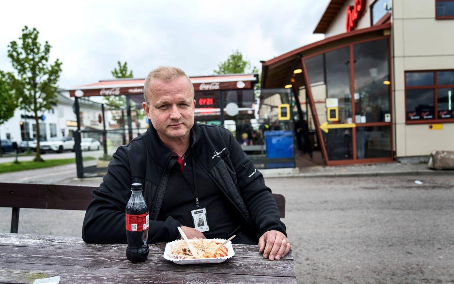 Juha Räsänen är på besök från Lilla Edet och passar på att äta en portion mos.