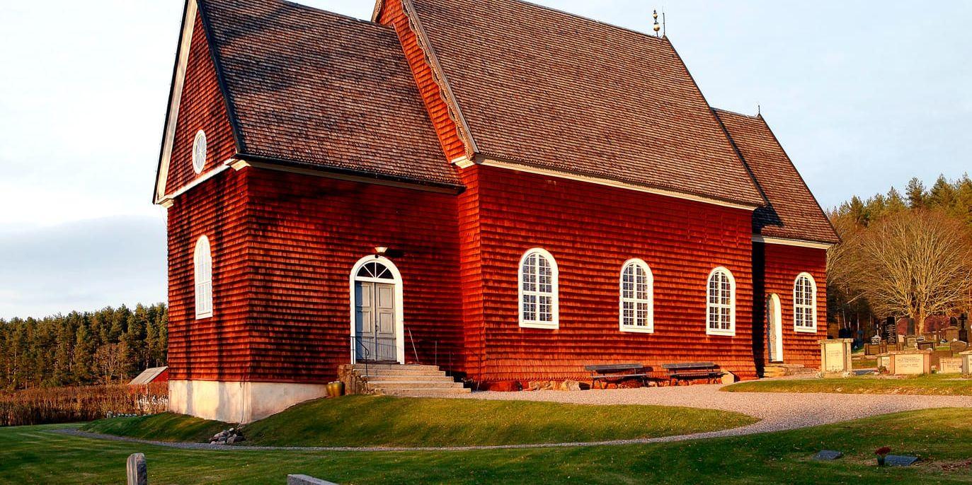 I Sverige finns få medeltida kyrkor av trä bevarade, men Tidersrums kyrka sydväst om Kisa är ett exempel. Kyrkan uppfördes ursprungligen cirka 1260, det vill säga mitt under medeltiden.