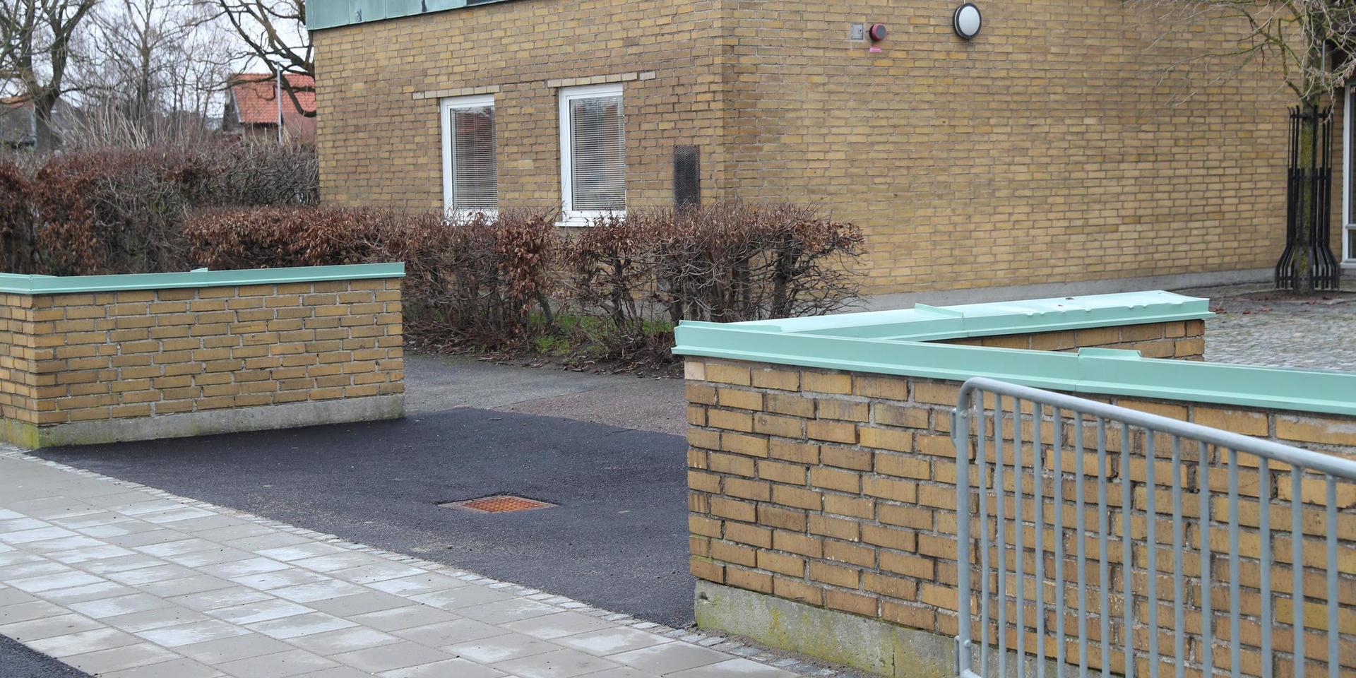 En skolelev i högstadieåldern fick skador som inledningsvis bedömdes som livshotande vid ett knivdåd på en skola i Trelleborg. Arkivbild.