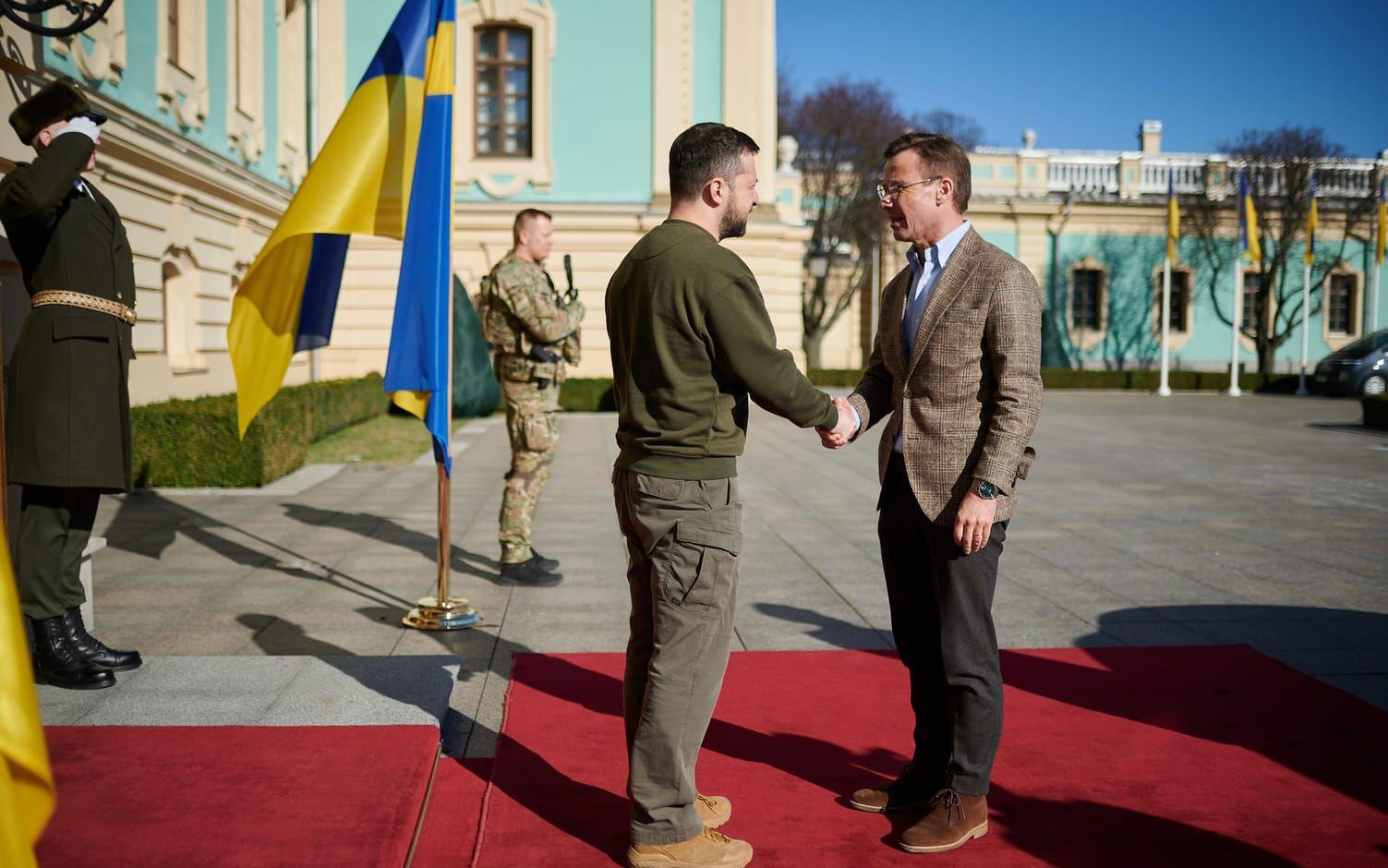 Statsminister Ulf Kristersson och Ukrainas president Volodymyr Zelenskyj i presidentpalatset i Kiev.