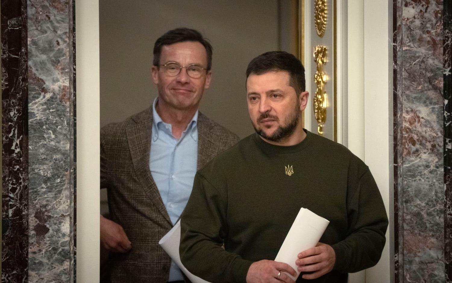 Sveriges statsminister Ulf Kristersson och Ukrainas president Volodymyr Zelenskyj anländer till den gemensamma pressträffen i Kiev.