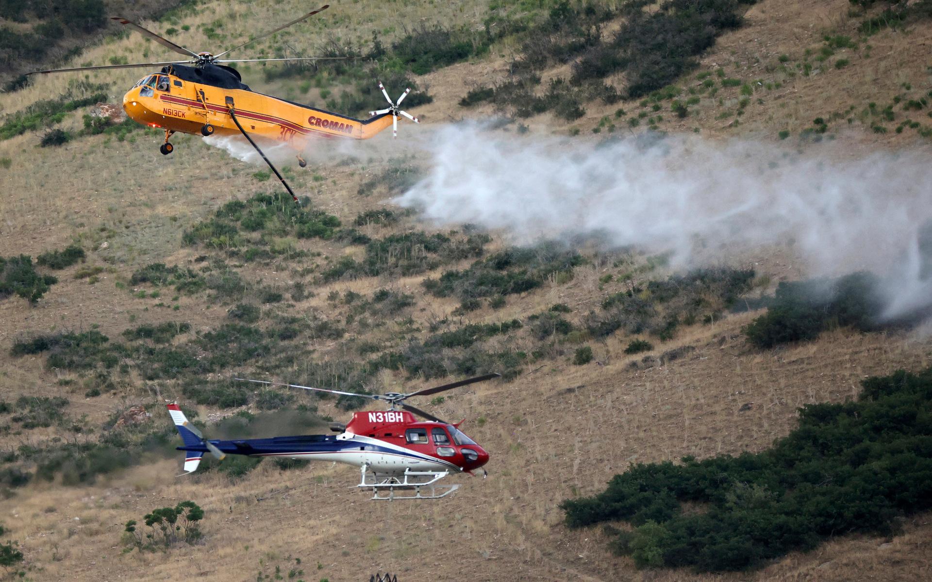 Helikoptrar cirkulerar över en skogsbrand i Springville, Utah, efter att en 26-årig man försökt bränna upp en spindel.
