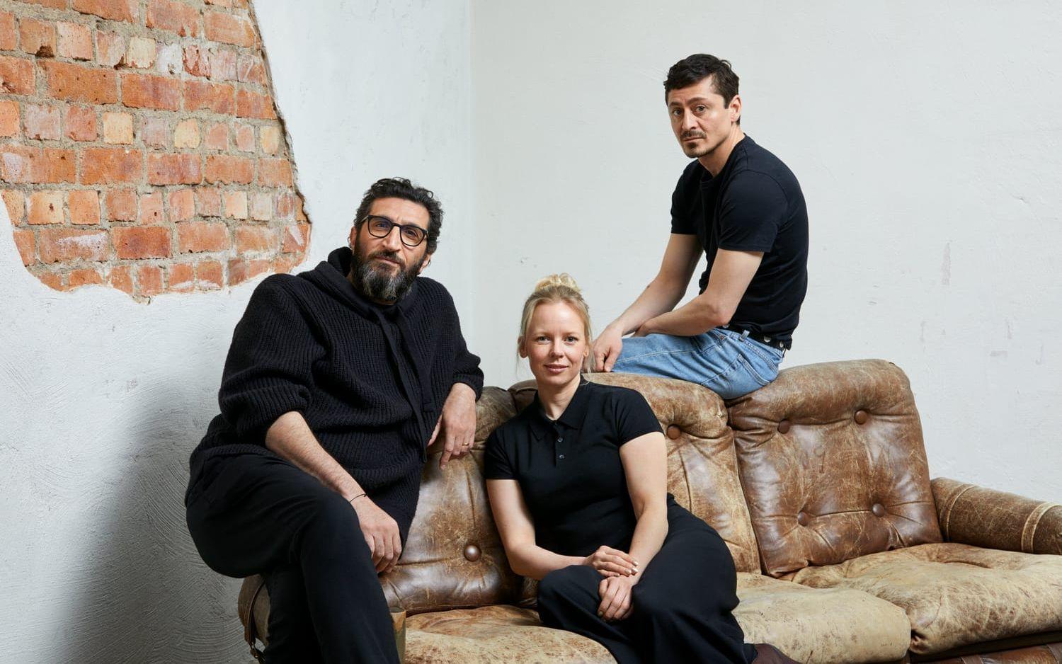Fares Fares tillsammans med skådespelarna Alma Pöysti och Alexej Manvelov. Pressbild.