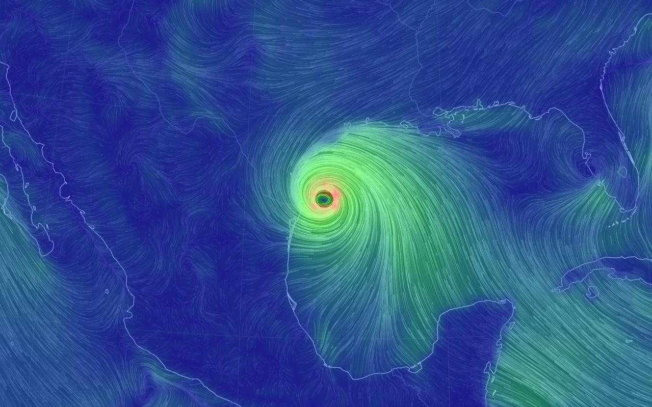 Orkanen Harvey drar in över sydöstra Texas under fredagen och förväntas bringa förstörelse i sin väg. Bild: Earthwindmap/National weather service
