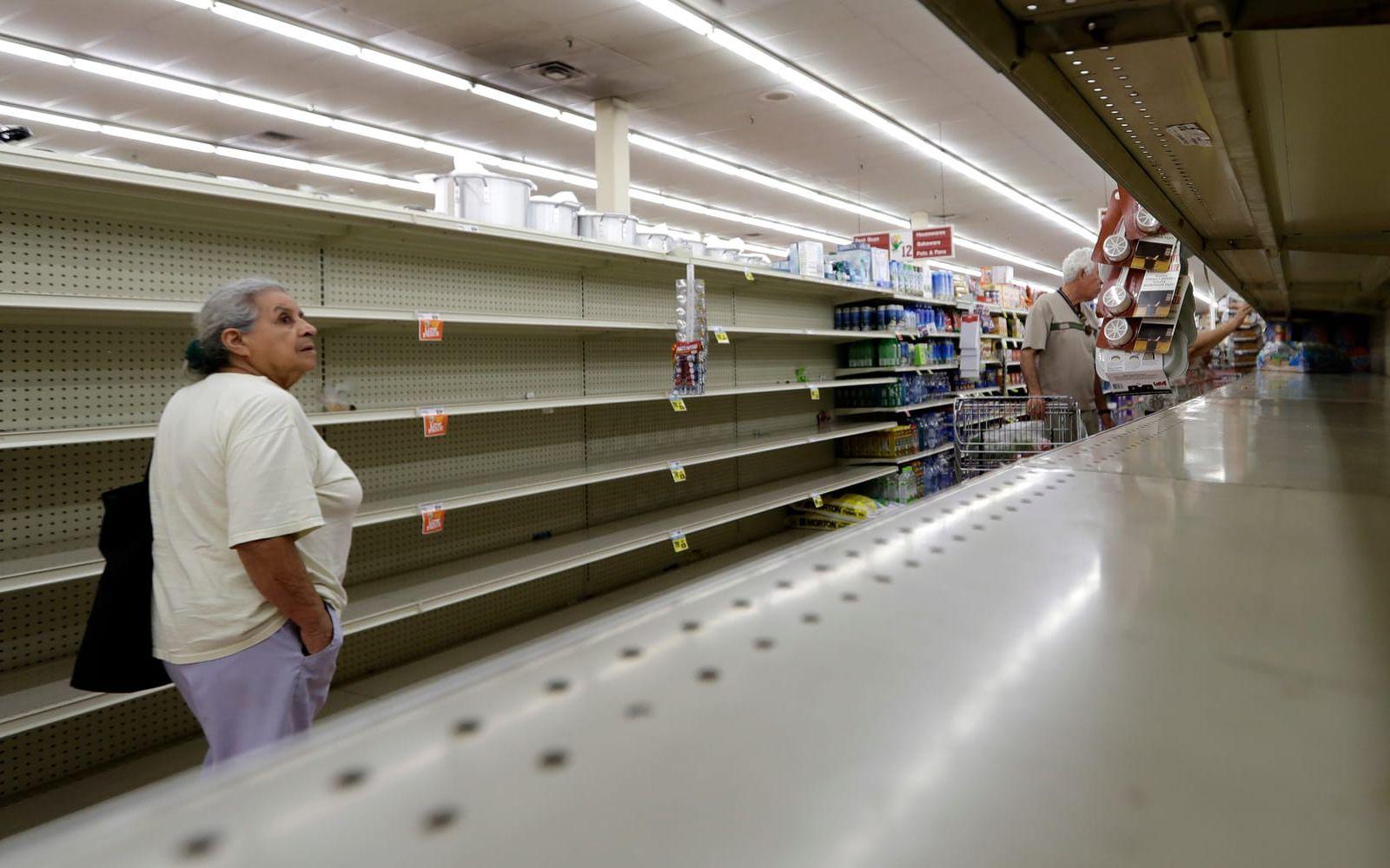 Hyllorna för flaskvatten är tomma i livsmedelsaffärerna under torsdagen. Bild: TT