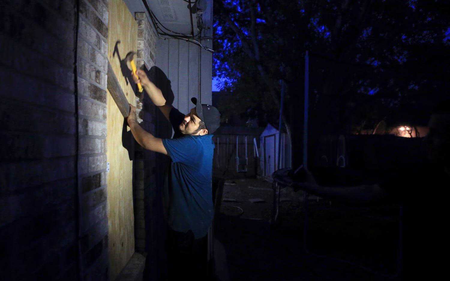 Mauro Eligio spikar för sina fönster i staden Sorpus Christi, Texas. Bild: TT