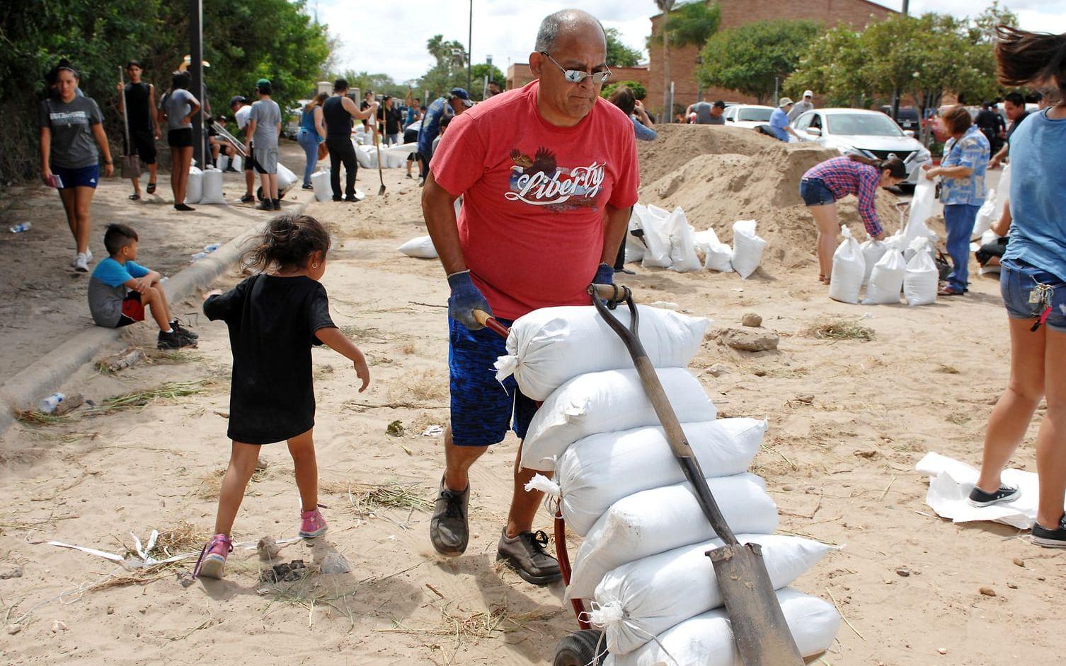 Frivilliga samlades i Brownsville, Texas, för att fylla sandsäckar inför orkanen Harvey. Bild: TT
