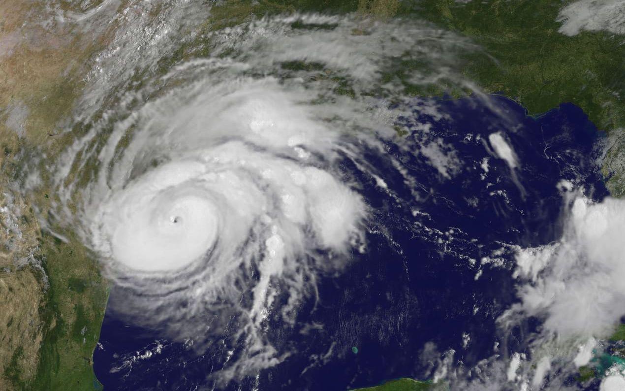 Bilden är tagen av satellit vid tretiden under fredagseftermiddagen, svensk tid, och visar hur Harvey snart når Texas kustlinje. Bild: NOAA
