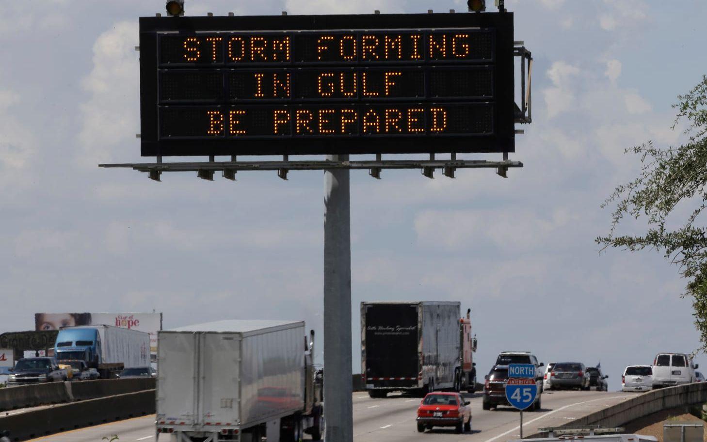 Vägtrafikanter i Houston, Texas, kör förbi en varningsskylt under fredagen. Bild: TT
