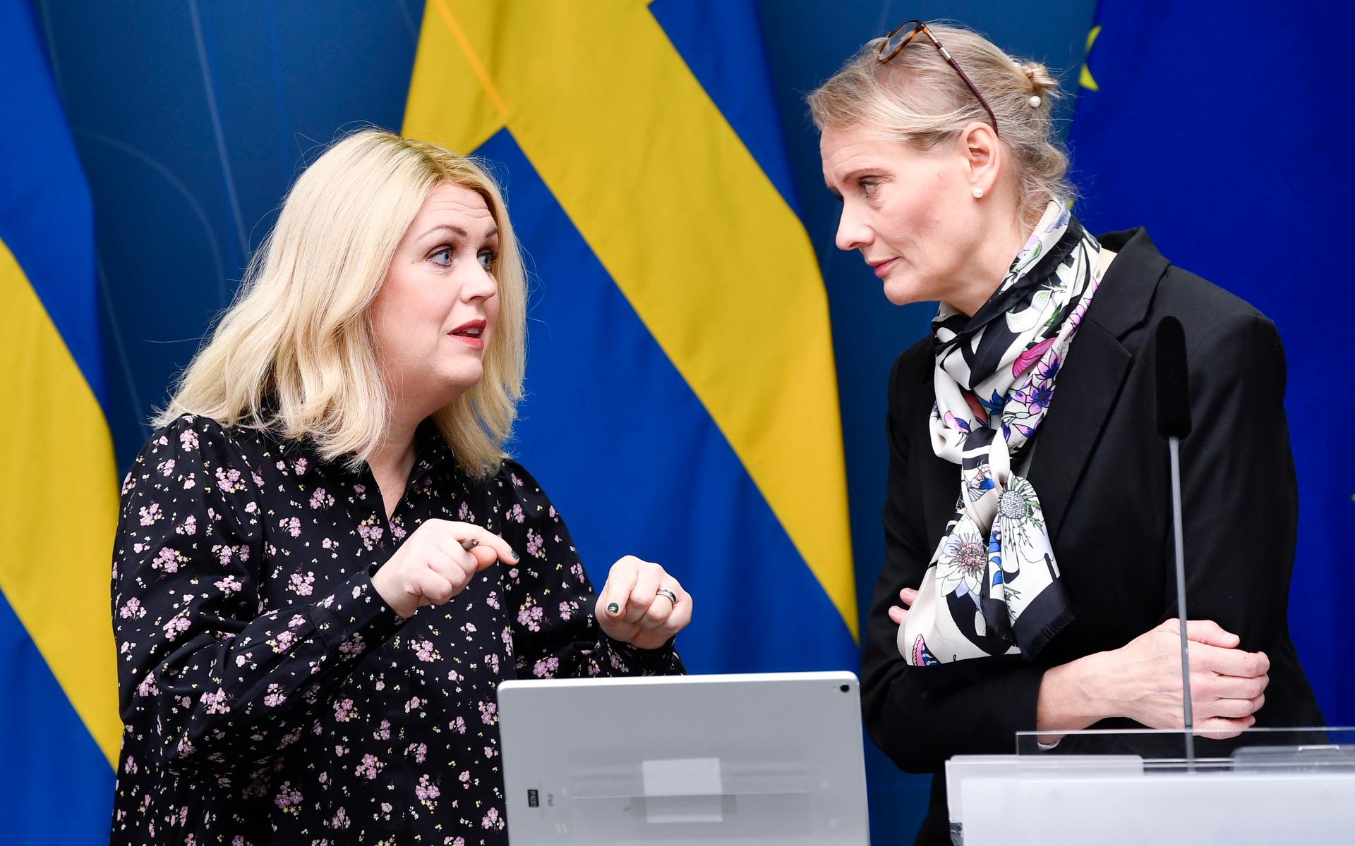 Socialminister Lena Hallengren (S) och Folkhälsomyndighetens generaldirektör Karin Tegmark Wisell.