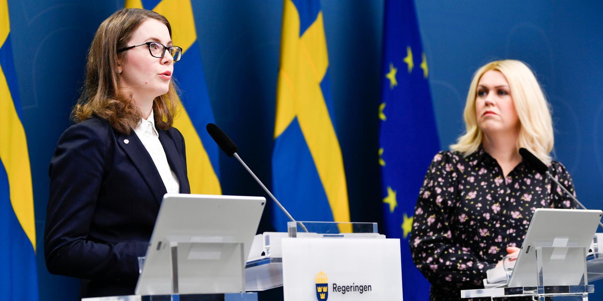 Civilminister Ida Karkiainen och socialminister Lena Hallengren (S) på en pressträff om vaccin på torsdagen.