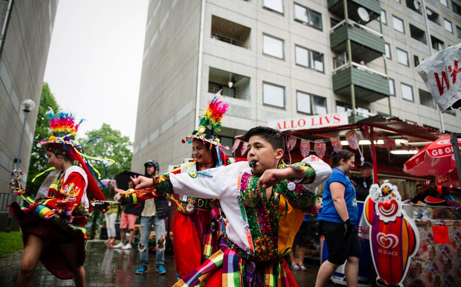 Jeshua Torrez och dansgruppen CDC Libertad lät inte regnet störa dansfesten. Bild: Jonas Lindstedt.