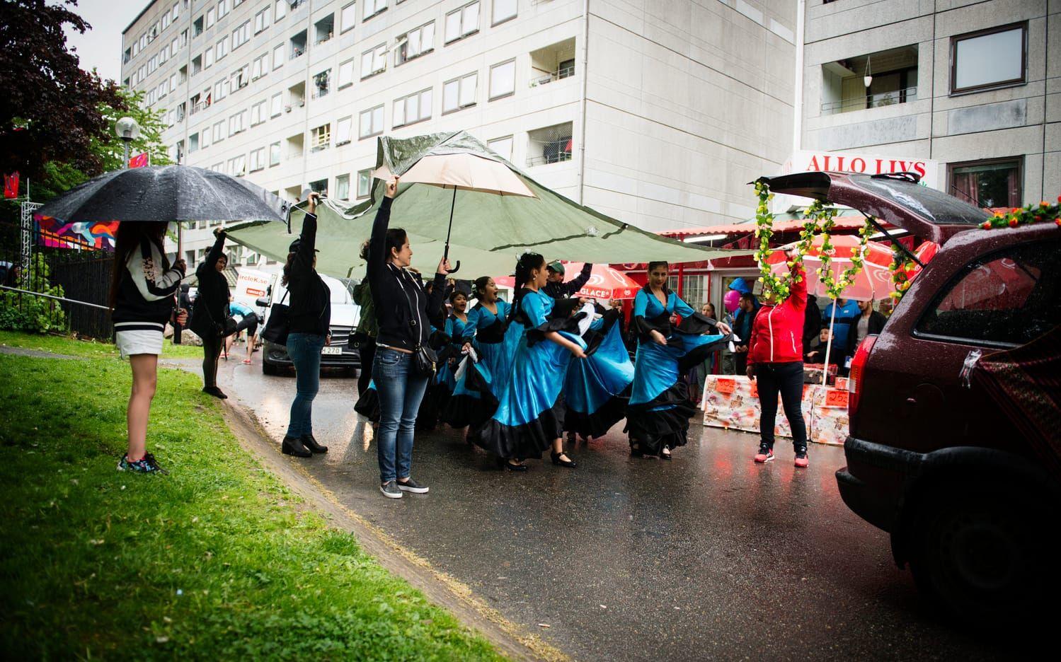 Den bolivianska dansföreningen Raymi tog skydd under en presenning, men dansen fortsatte. Bild: Jonas Lindstedt.