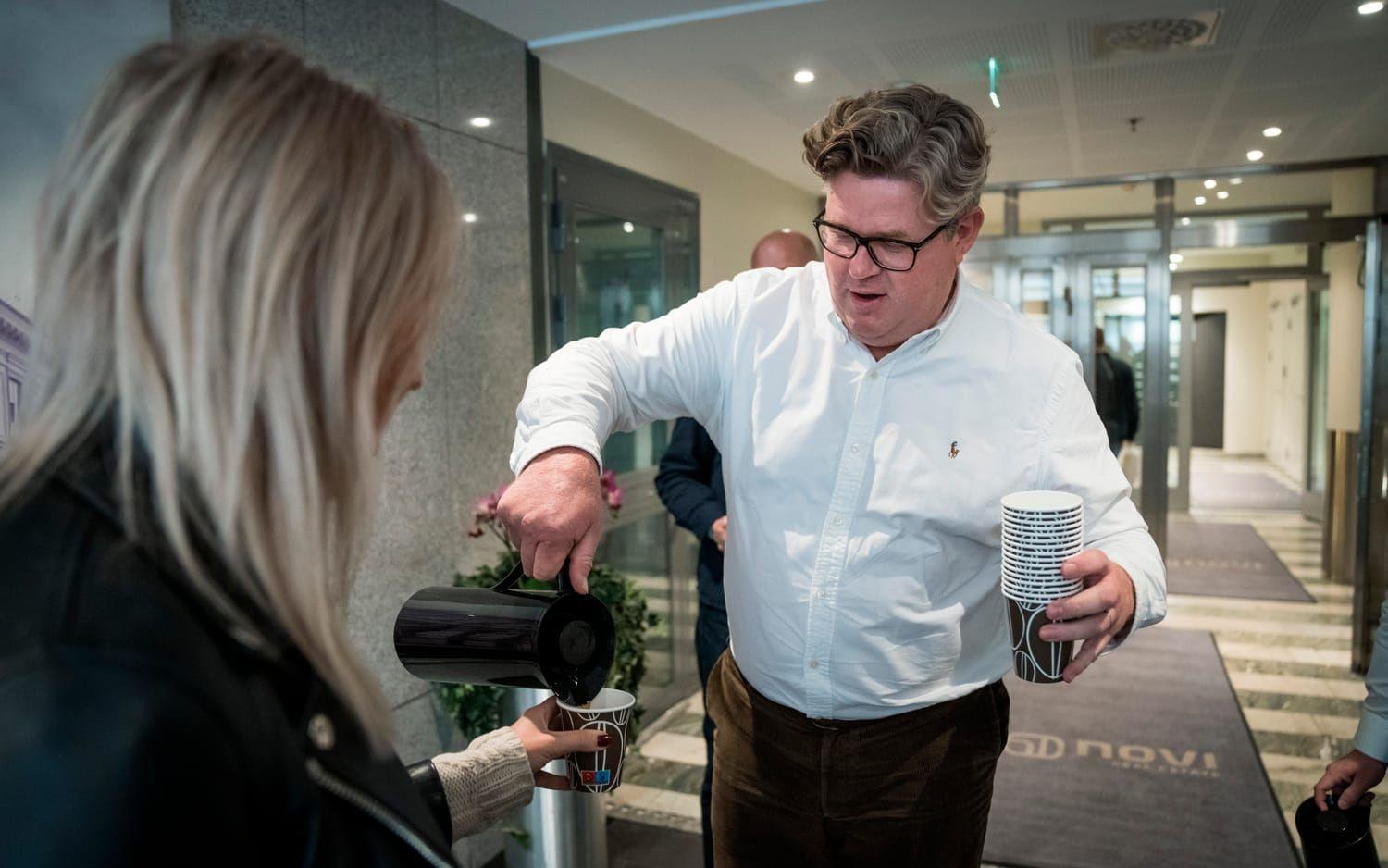 Moderaternas partisekreterare Gunnar Strömmer bjöd journalisterna på kaffe och bulle på fredagen och kommenterade regeringsförhandlingarna. 