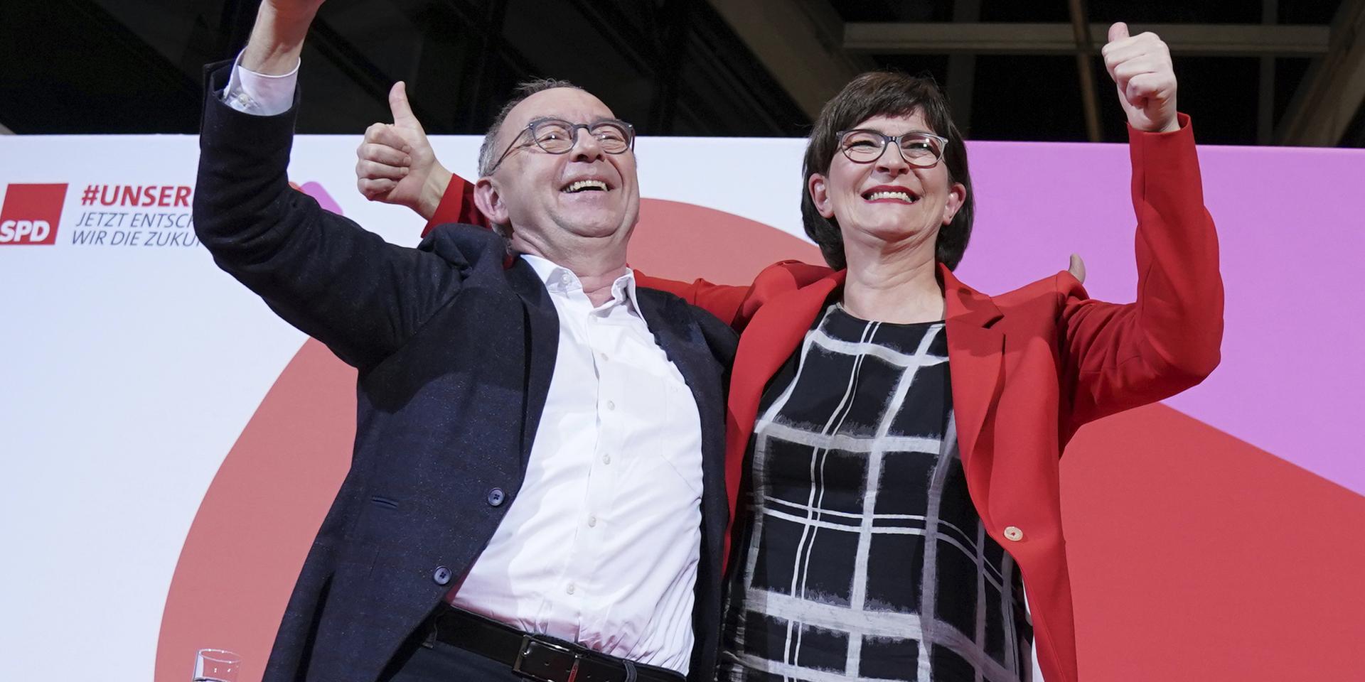 Norbert Walter-Borjans och Saskia Esken firar att medlemmarna röstar fram dem till ledare i socialdemokratiska SPD.