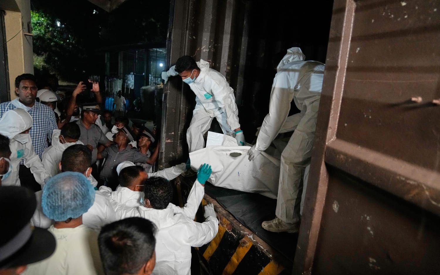 Kvarlevor bärgas efter de iranska sjömän som var ombord på ett örlogsfartyg som USA på onsdagen sänkte utanför Sri Lanka.