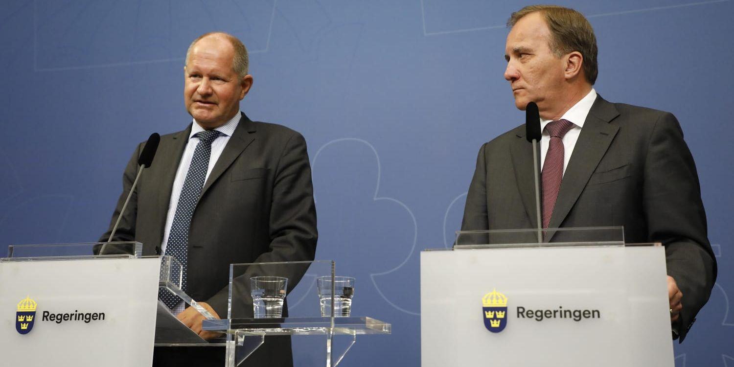 Dan Eliasson, chef för MSB, och statsminister Stefan Löfven under presskonferensen om de pågående bränderna.