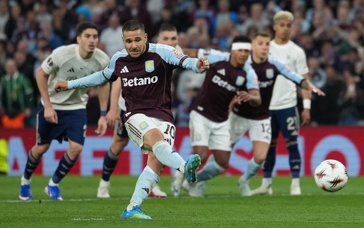 Aston Villas Emiliano Buendia sätter avgörande 2–0-målet från straffpunkten.