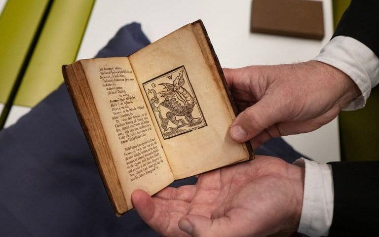 Boken 'New-Englands Rarities Discovered' , skriven av John Josselyn är åter i händerna på Stockholms universitetsbibliotek.