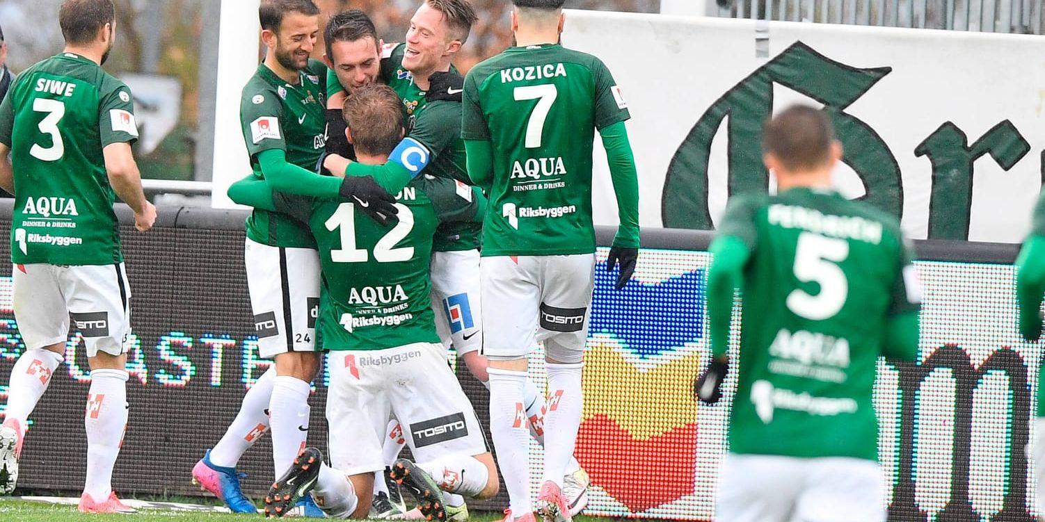 Jönköpings Södras Daryl Smylie, trea från vänster, kramas om efter avgörande 1–0-målet hemma mot AFC Eskilstuna.