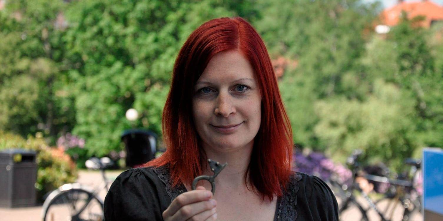 Emma Nordström visar en kopia av en nyckel från vikingatiden.