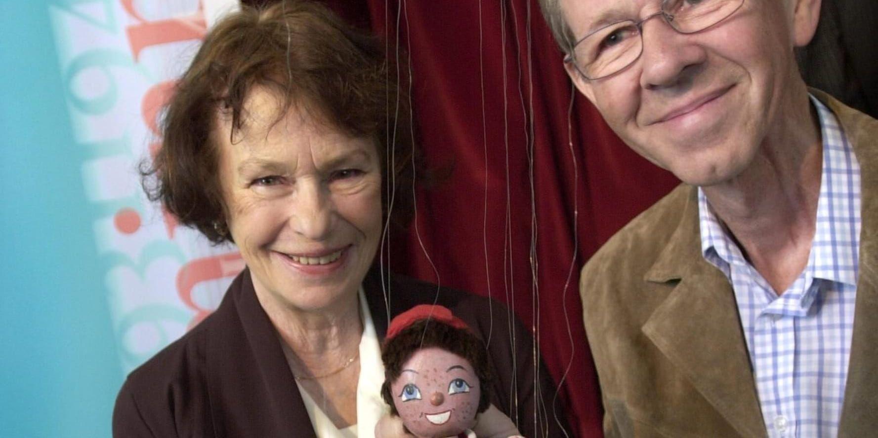 En av Sveriges mest kända barnprogramsledare, Anita Lindman Lamm, har avlidit. Här är hon tillsammans med "Televinken" och Ola Lundberg, som styrde dockan. Arkivbild från år 2004.