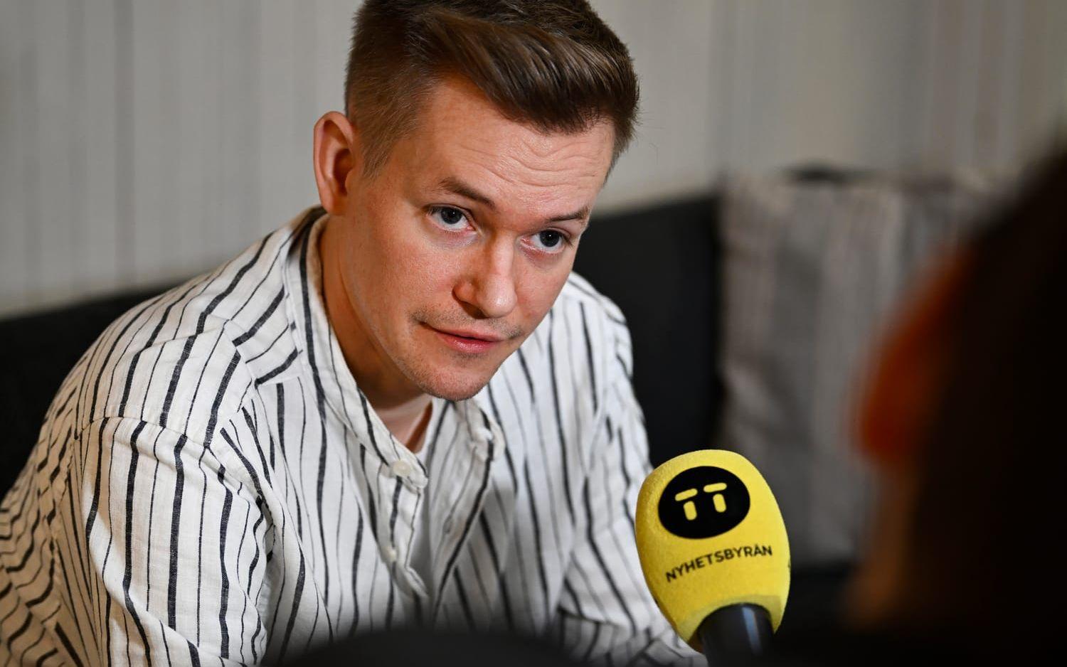 Journalisten Joakim Medin under en presskonferens på Dagens ETC:s redaktion dagen efter att han släpptes ur turkiskt fängelse sommaren 2025. 